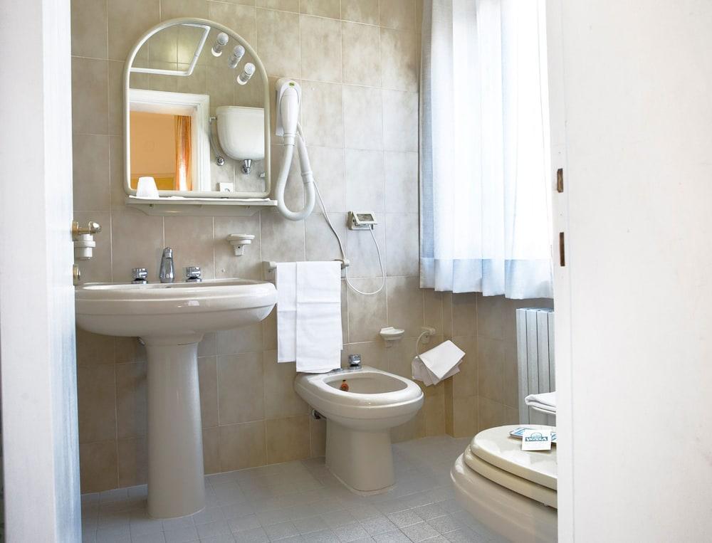 Hotel Vignola Ассизи Экстерьер фото
