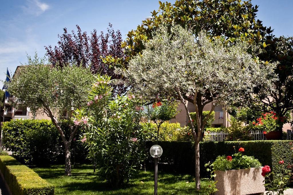 Hotel Vignola Ассизи Экстерьер фото