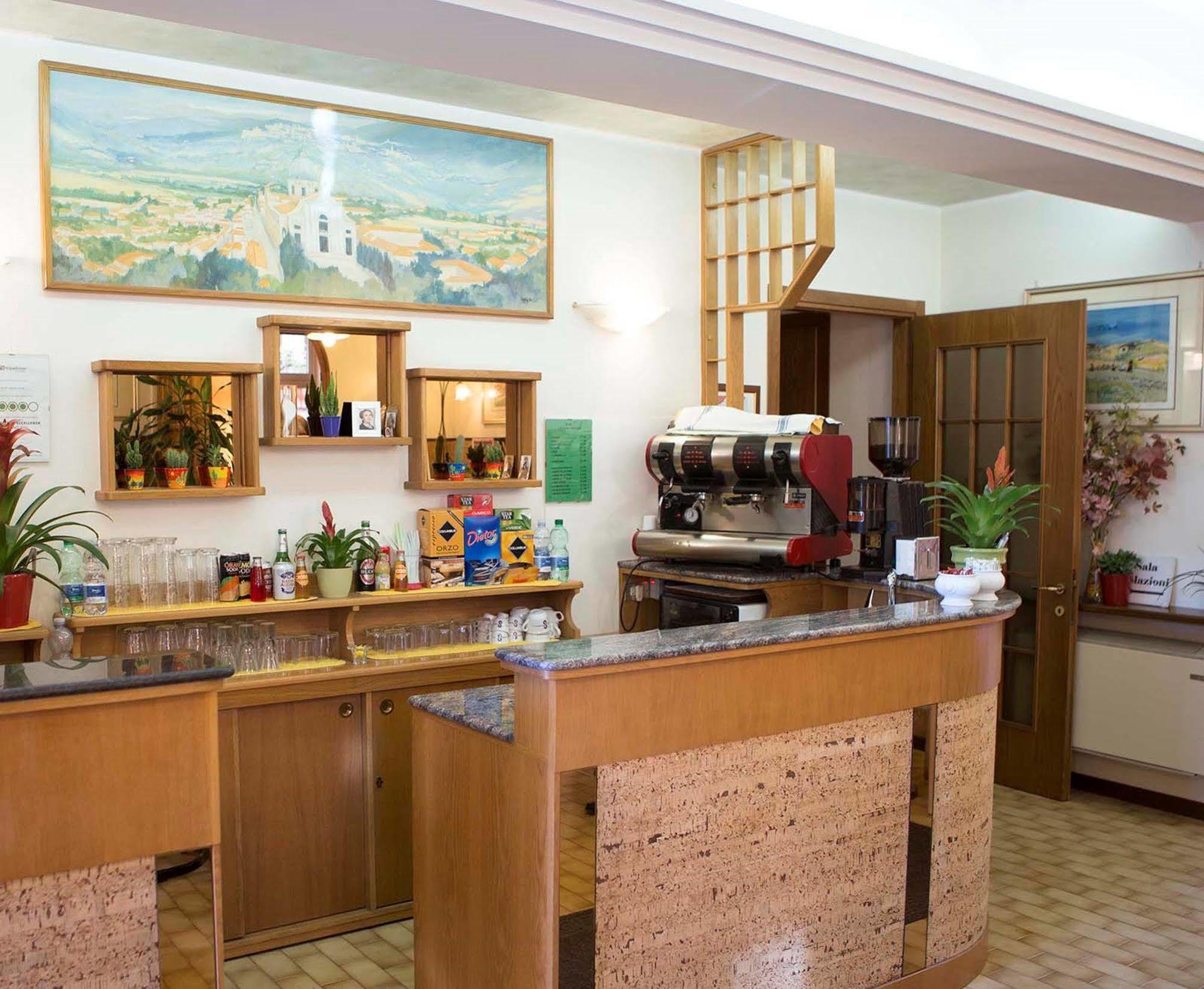 Hotel Vignola Ассизи Экстерьер фото