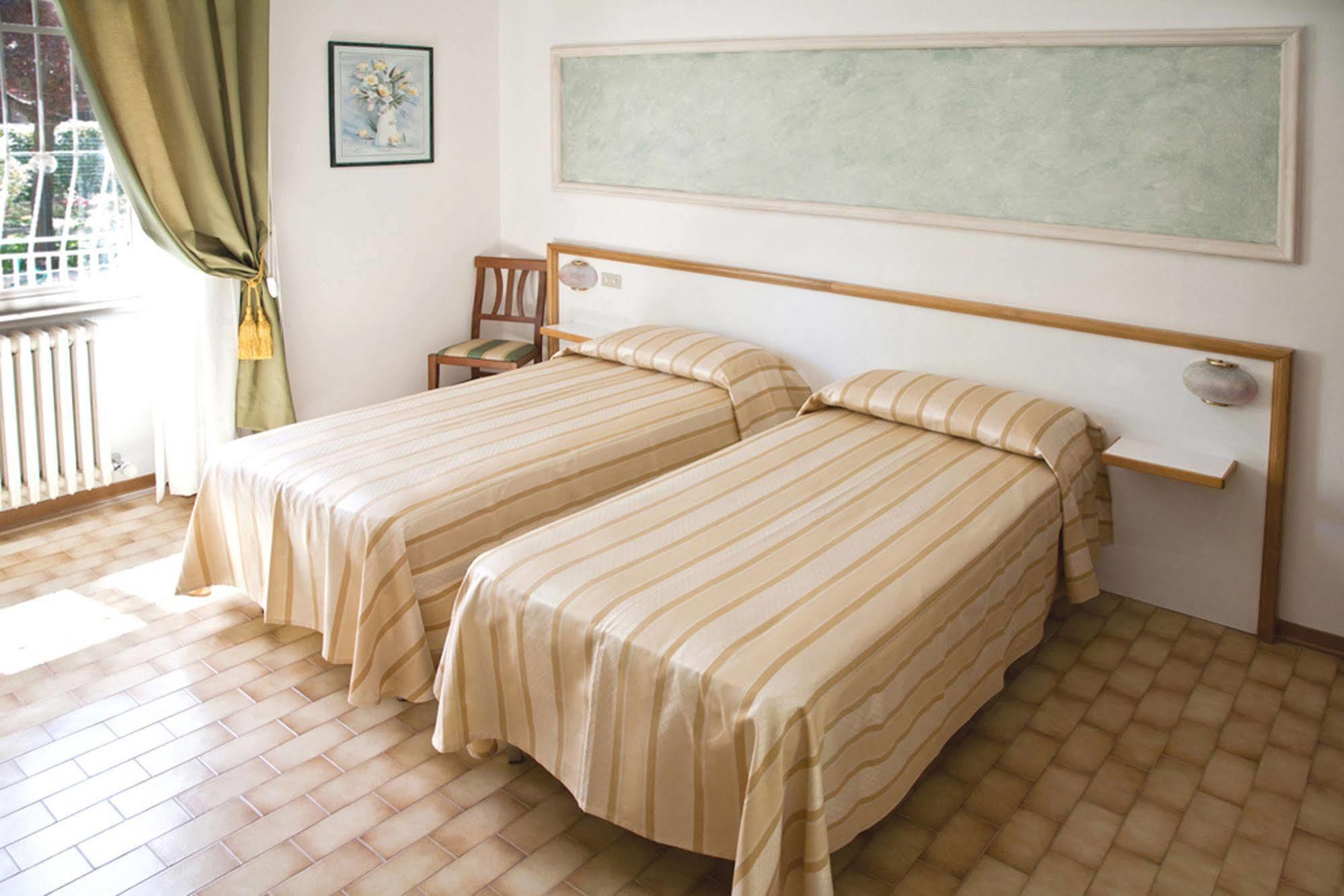 Hotel Vignola Ассизи Экстерьер фото