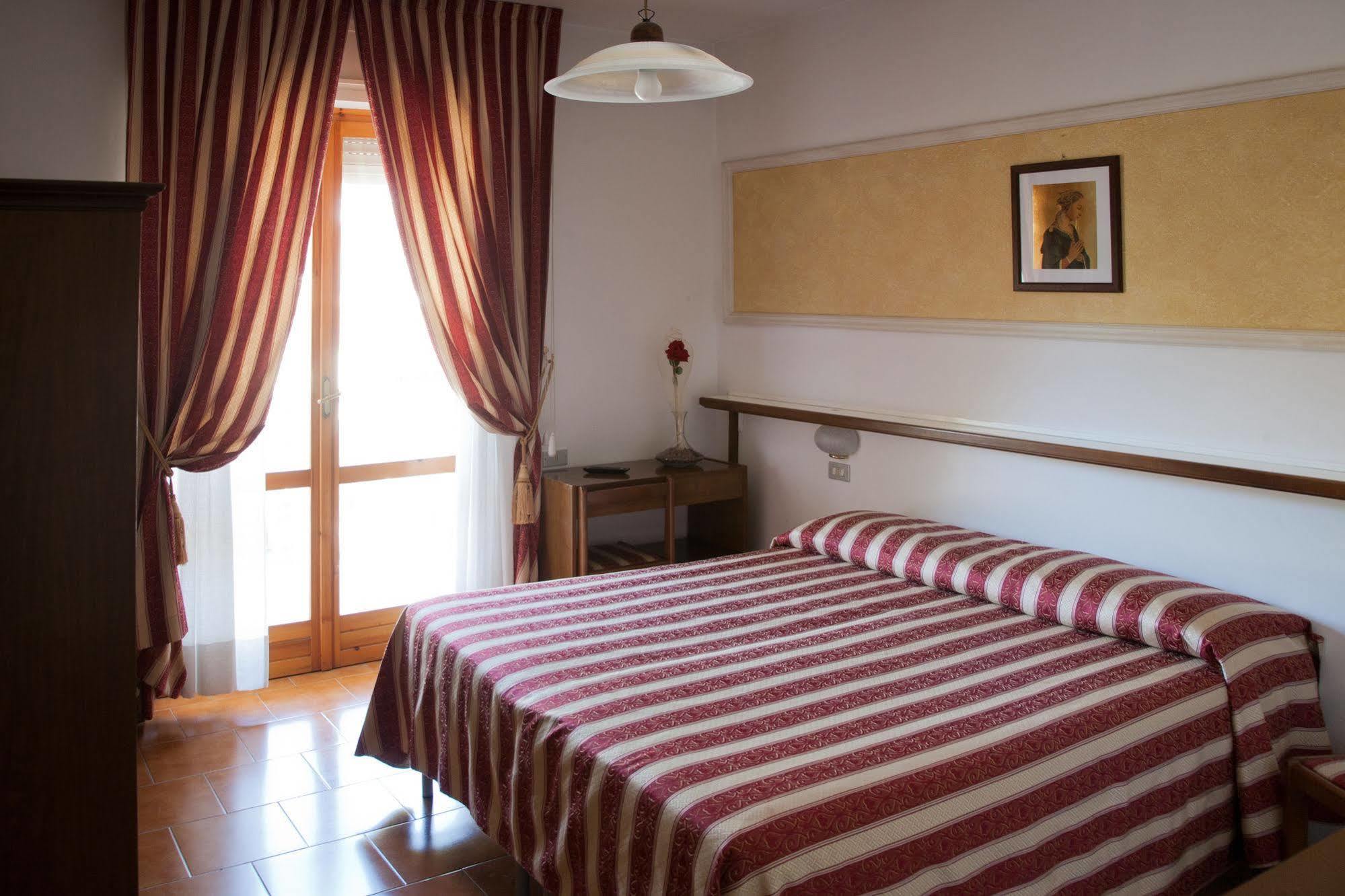 Hotel Vignola Ассизи Экстерьер фото