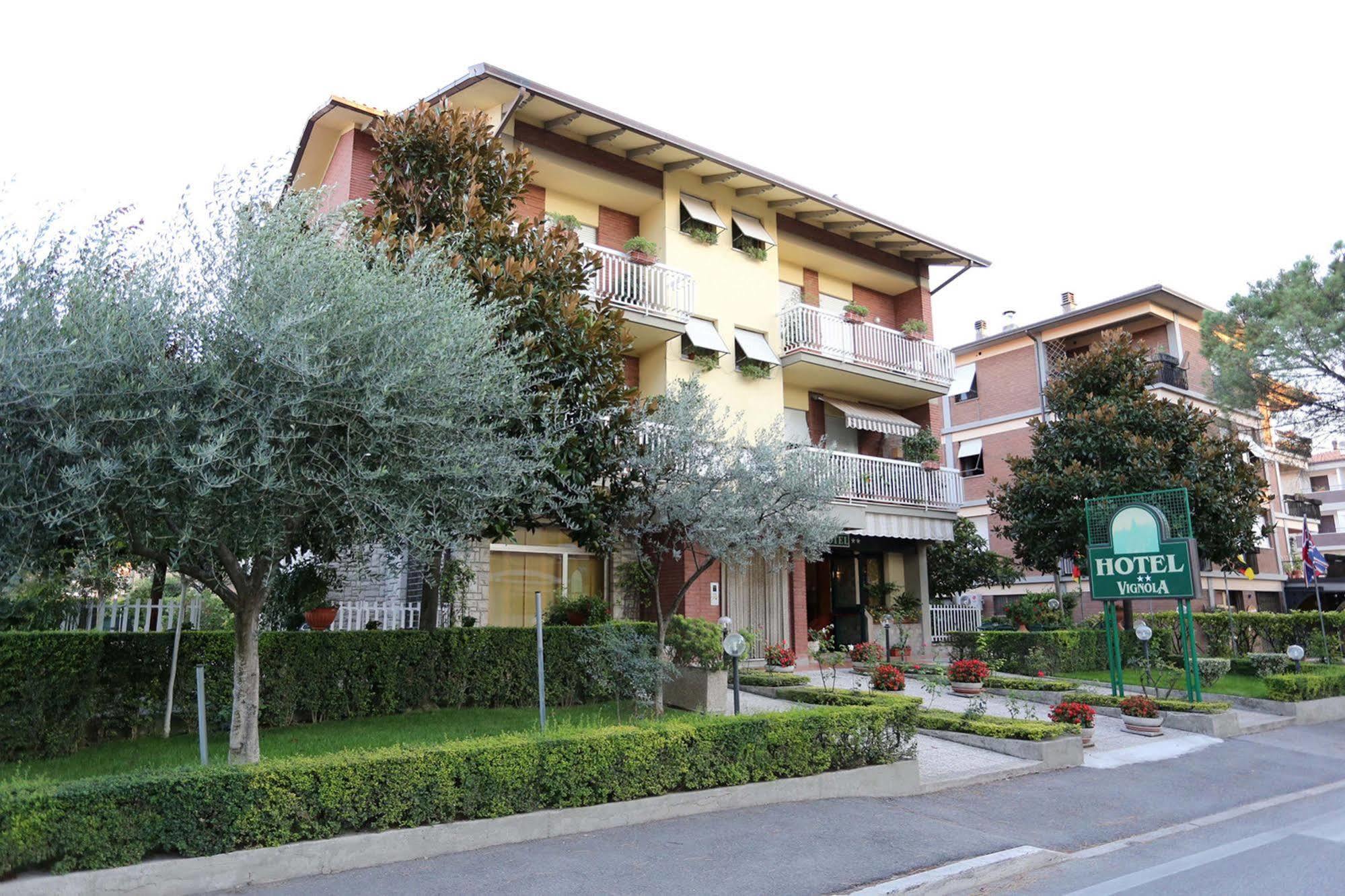 Hotel Vignola Ассизи Экстерьер фото