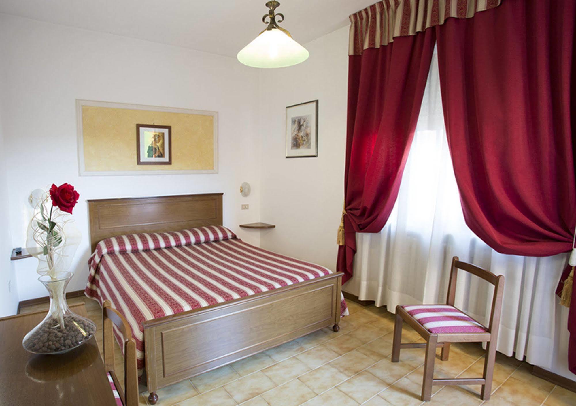 Hotel Vignola Ассизи Экстерьер фото