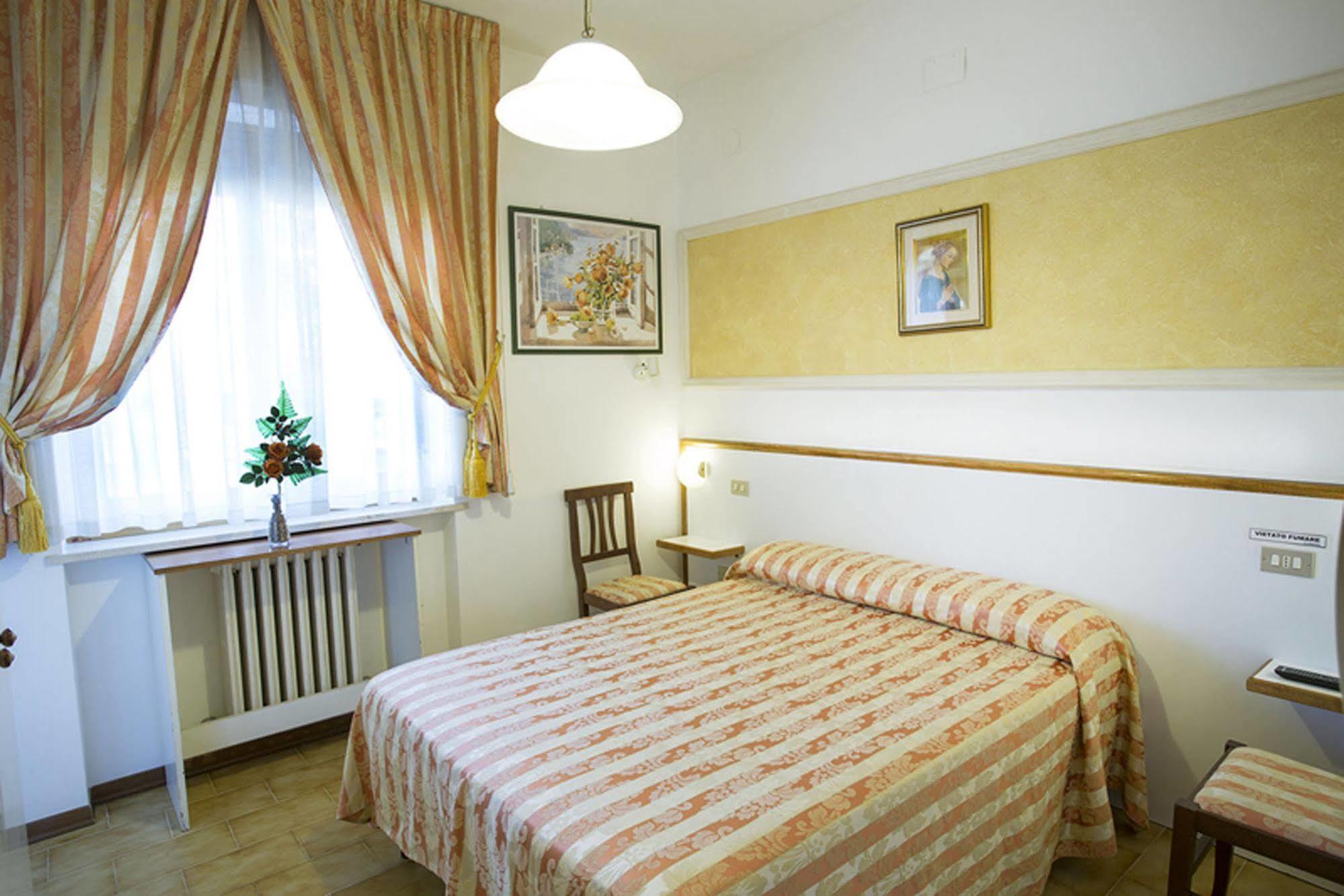 Hotel Vignola Ассизи Экстерьер фото