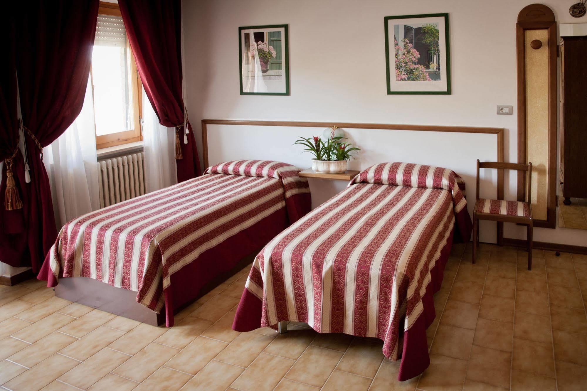 Hotel Vignola Ассизи Экстерьер фото