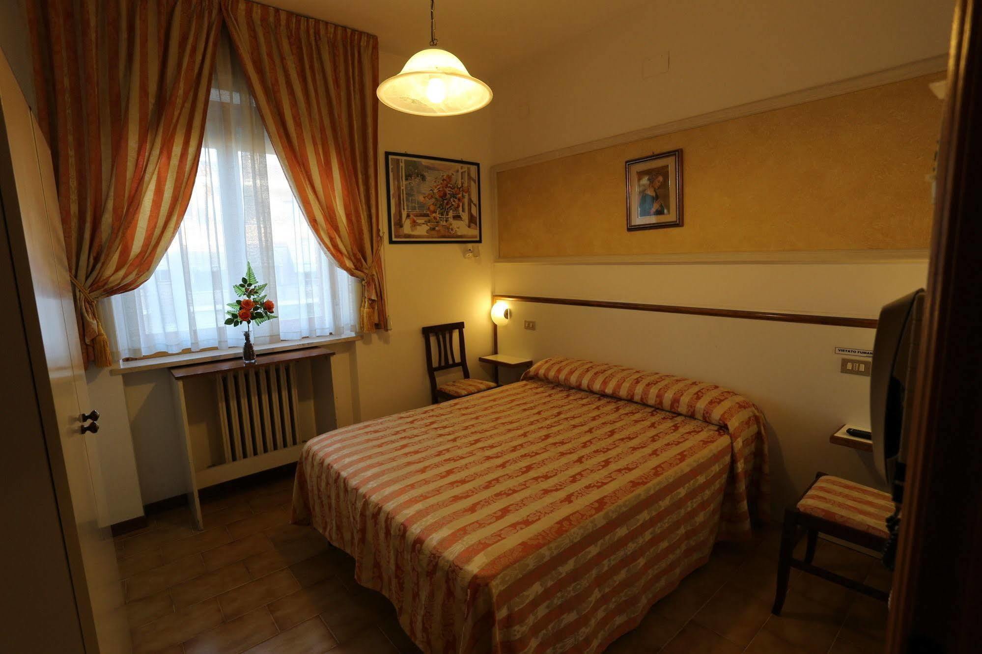 Hotel Vignola Ассизи Экстерьер фото