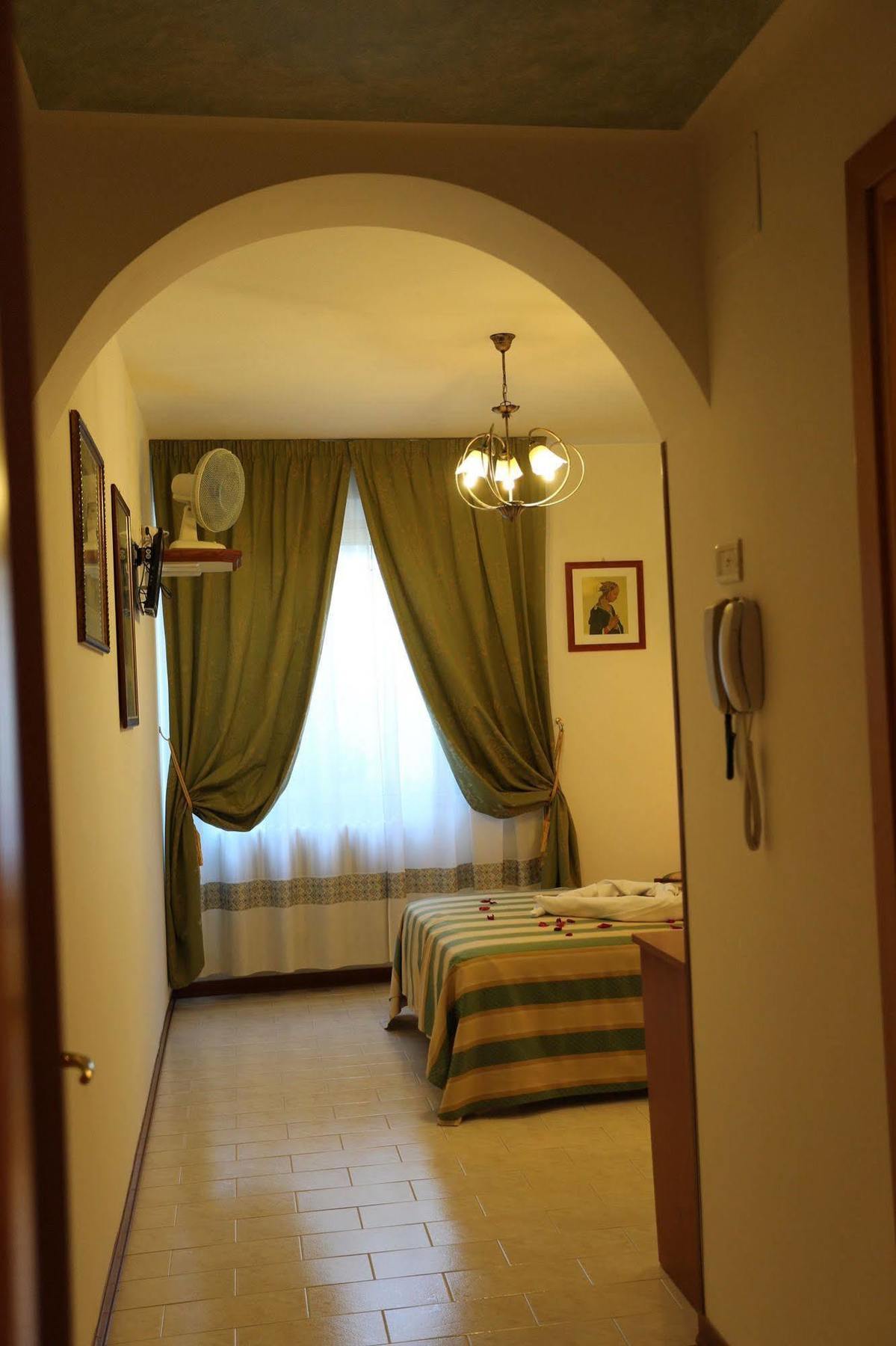 Hotel Vignola Ассизи Экстерьер фото