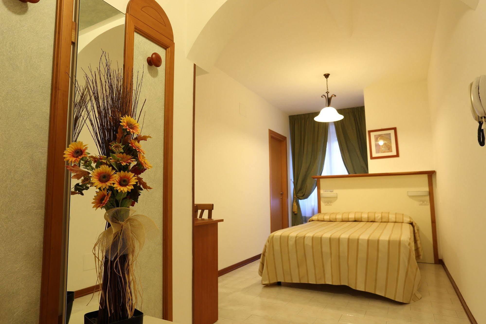 Hotel Vignola Ассизи Экстерьер фото