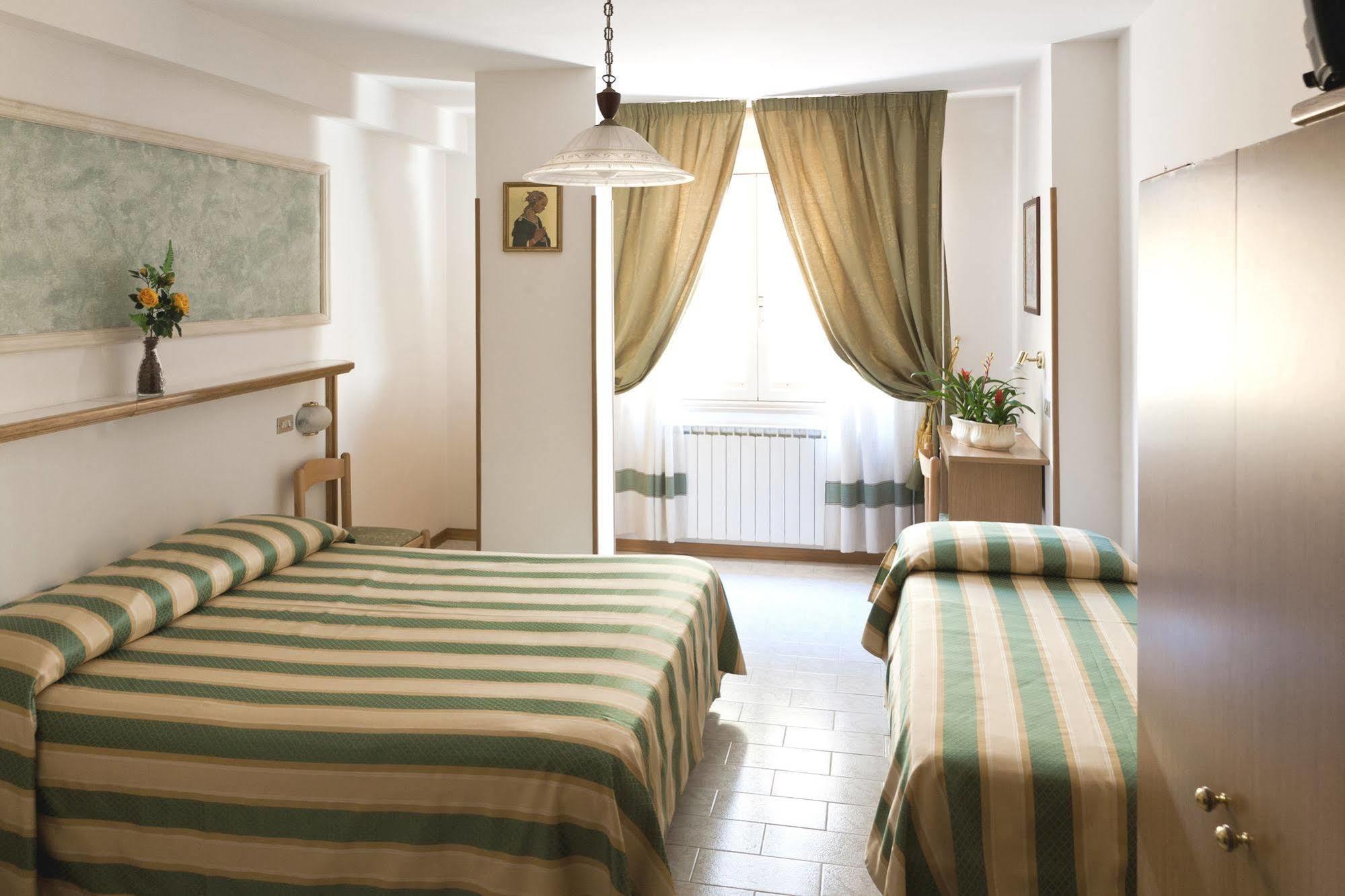 Hotel Vignola Ассизи Экстерьер фото