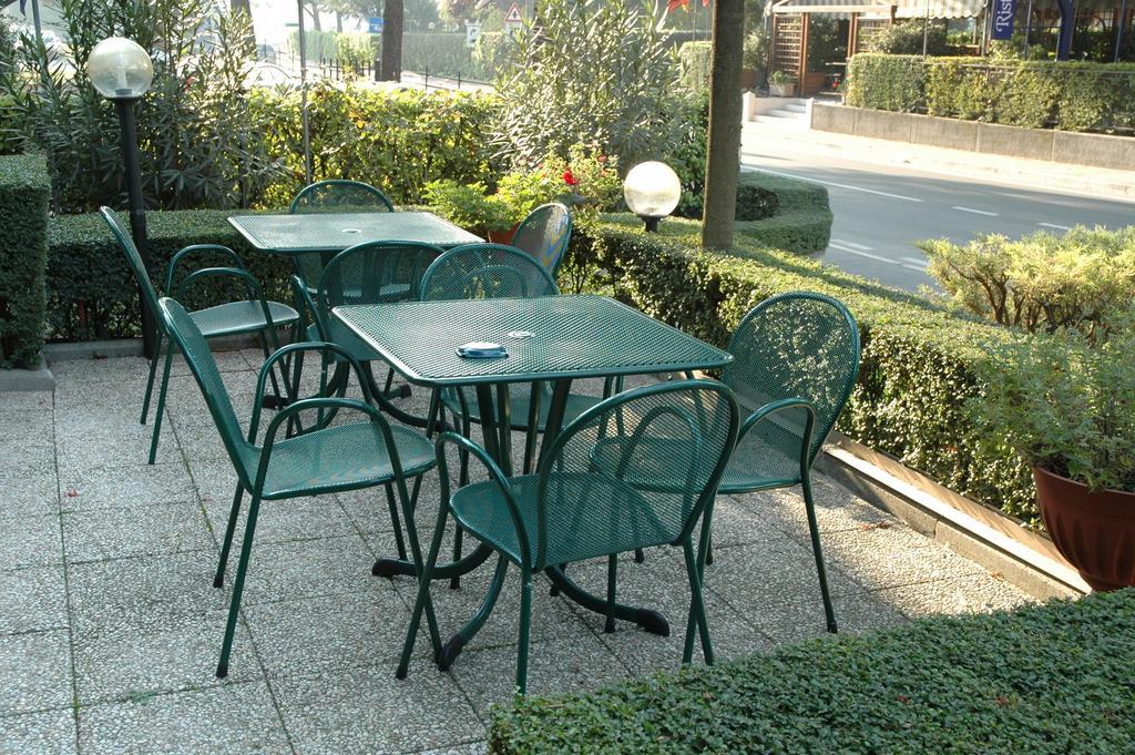 Hotel Vignola Ассизи Экстерьер фото