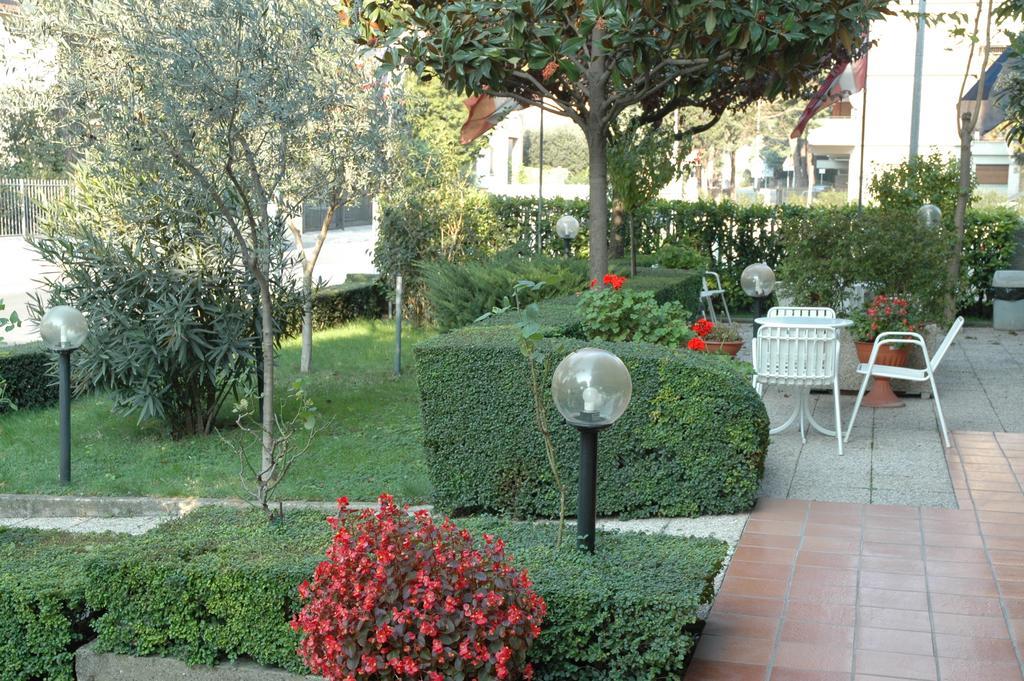 Hotel Vignola Ассизи Экстерьер фото