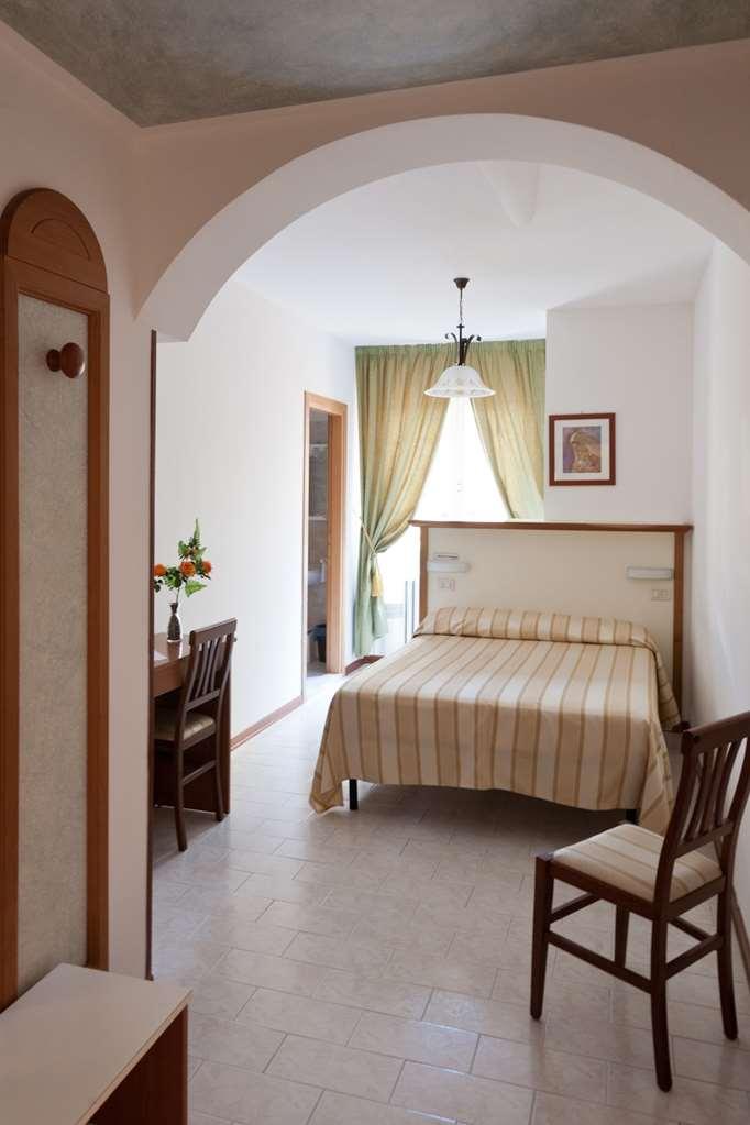 Hotel Vignola Ассизи Номер фото