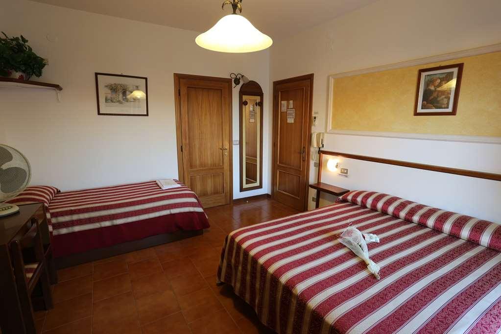Hotel Vignola Ассизи Номер фото