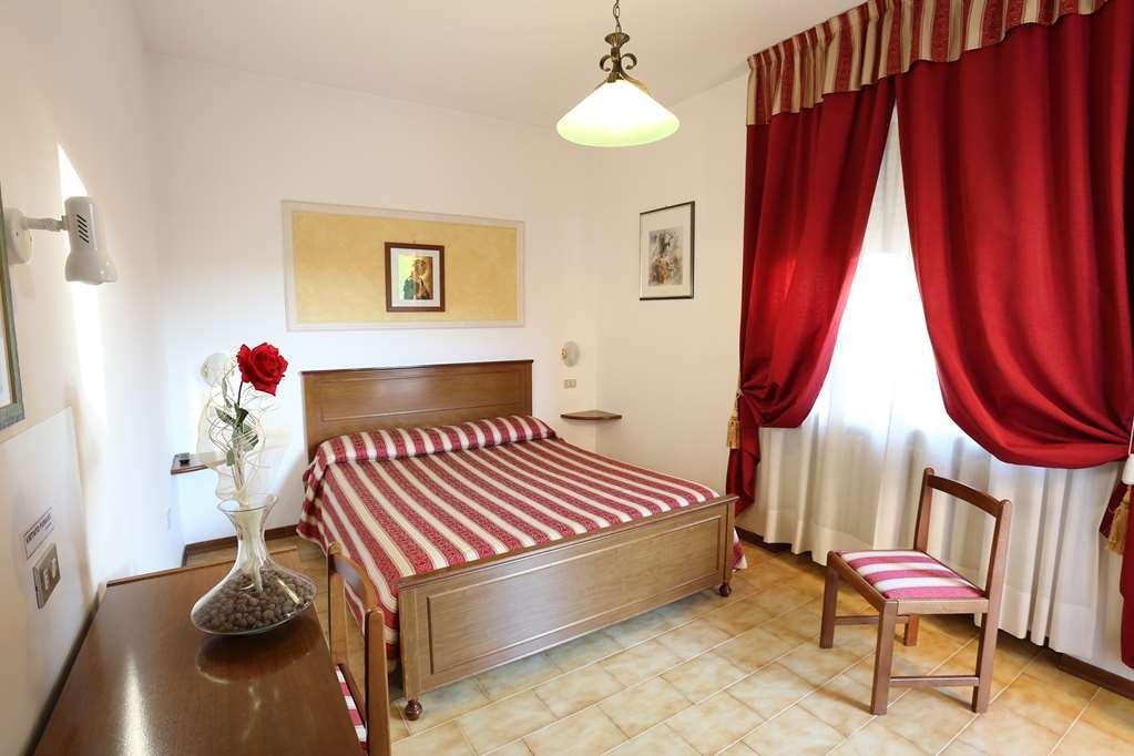 Hotel Vignola Ассизи Номер фото